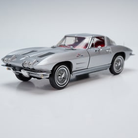 Franklin Mint Die Cast 1963 Chevrolet Corvette Model Car with Display Case