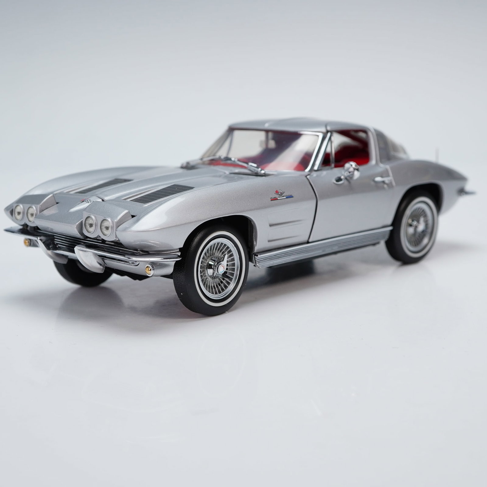 Franklin Mint Die Cast 1963 Chevrolet Corvette Model Car with Display Case (1 of 6)