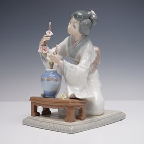 Lladro Porcelain Figurine, Oriental Girl 1004840