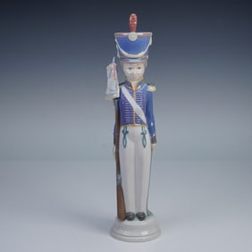 Lladro Porcelain Figurine, Soldier with Flag 1001165