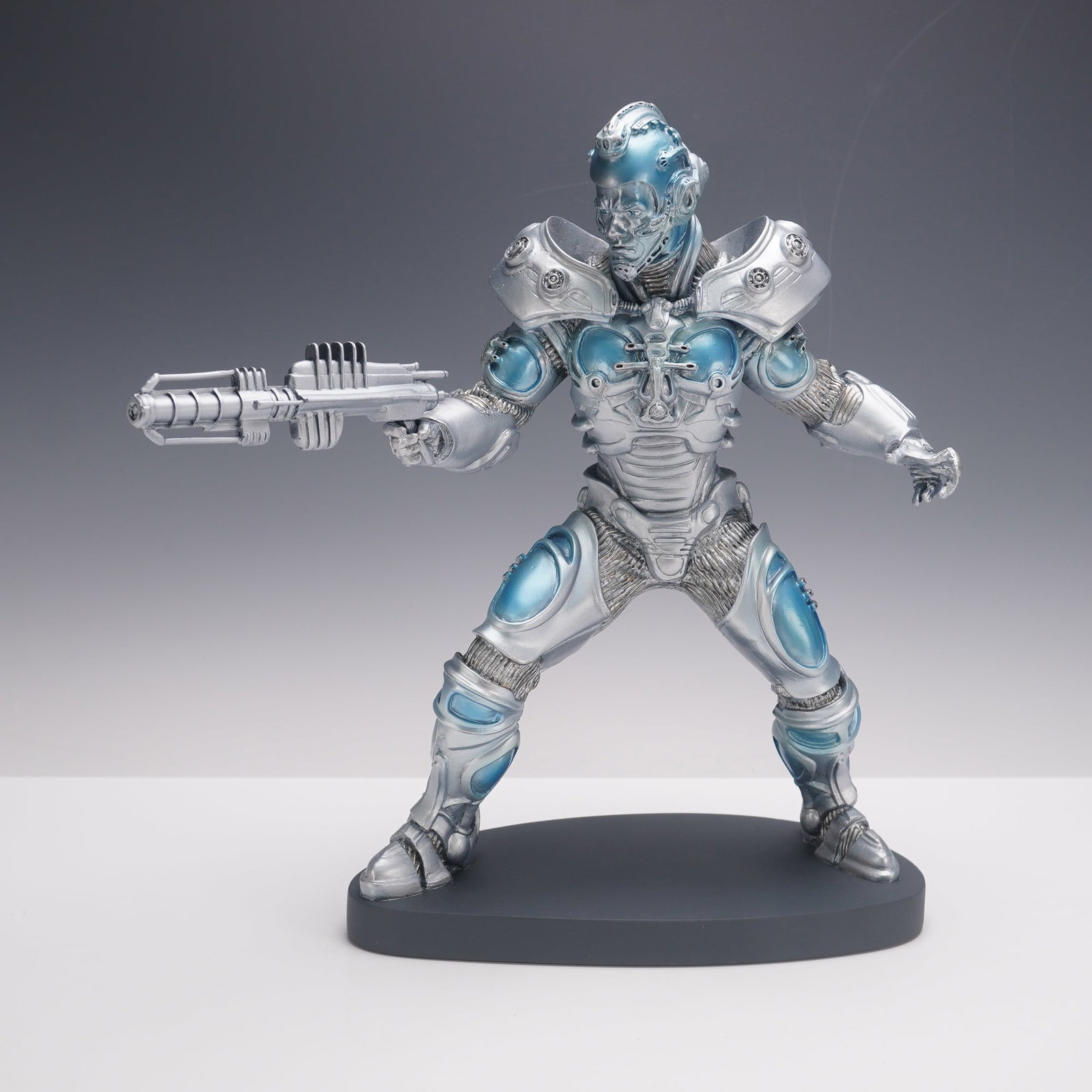 Warner Bros. Studio Store 1997 Mr. Freeze Figurine: Warner Bros. Studio Store exclusive Mr. Freeze figurine, produced in 1997 and officially licensed by DC Comics. This figure captures the icy villain from Batman & Robin in a metallic silver and blue s