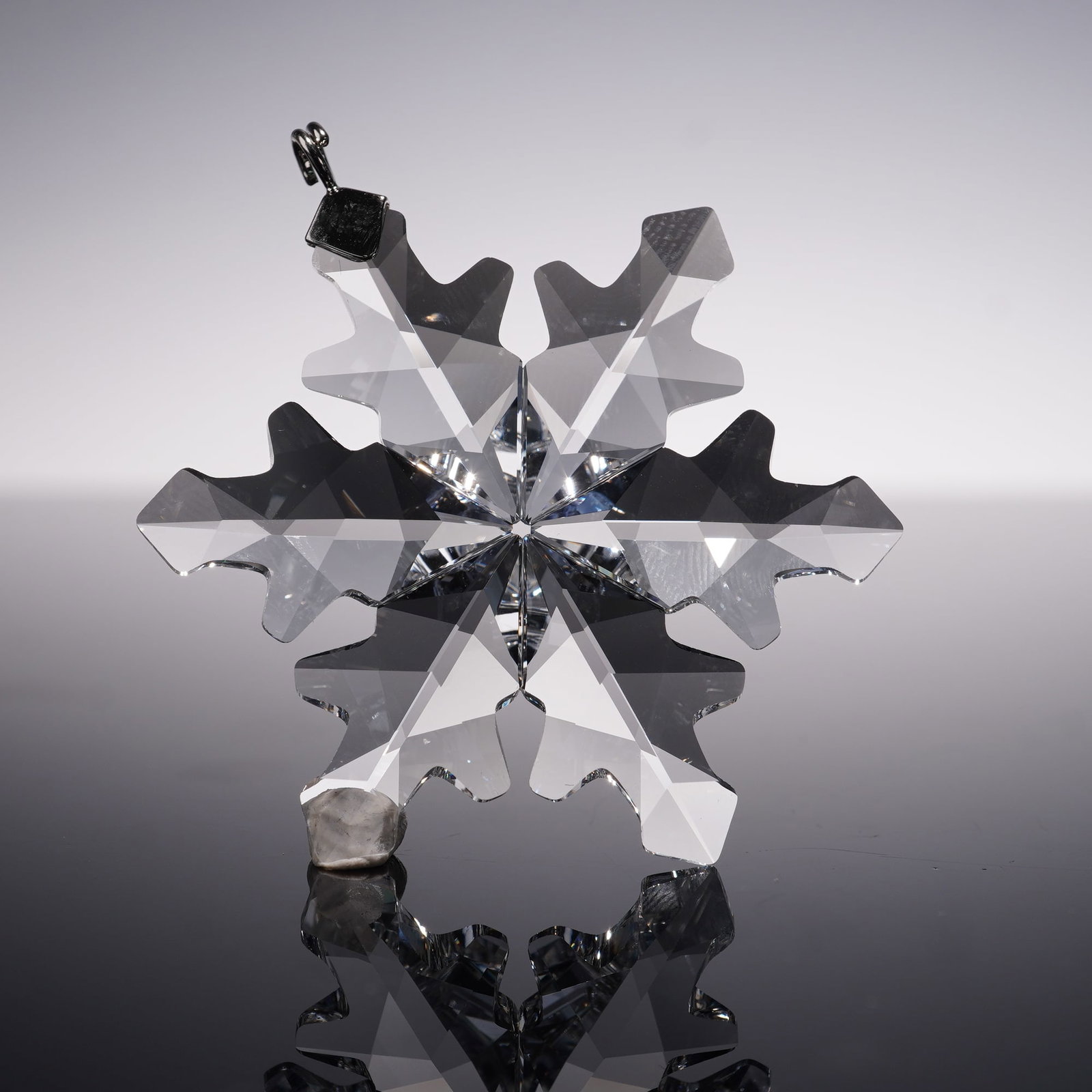 Swarovski Crystal 2012 Christmas Ornament Little Snowflake 1139969: This exquisite Swarovski Crystal 2012 Christmas Ornament, Little Snowflake, model number 1139969, is a delicate and sparkling addition to your holiday decor. Crafted from clear crystal, this ornament 