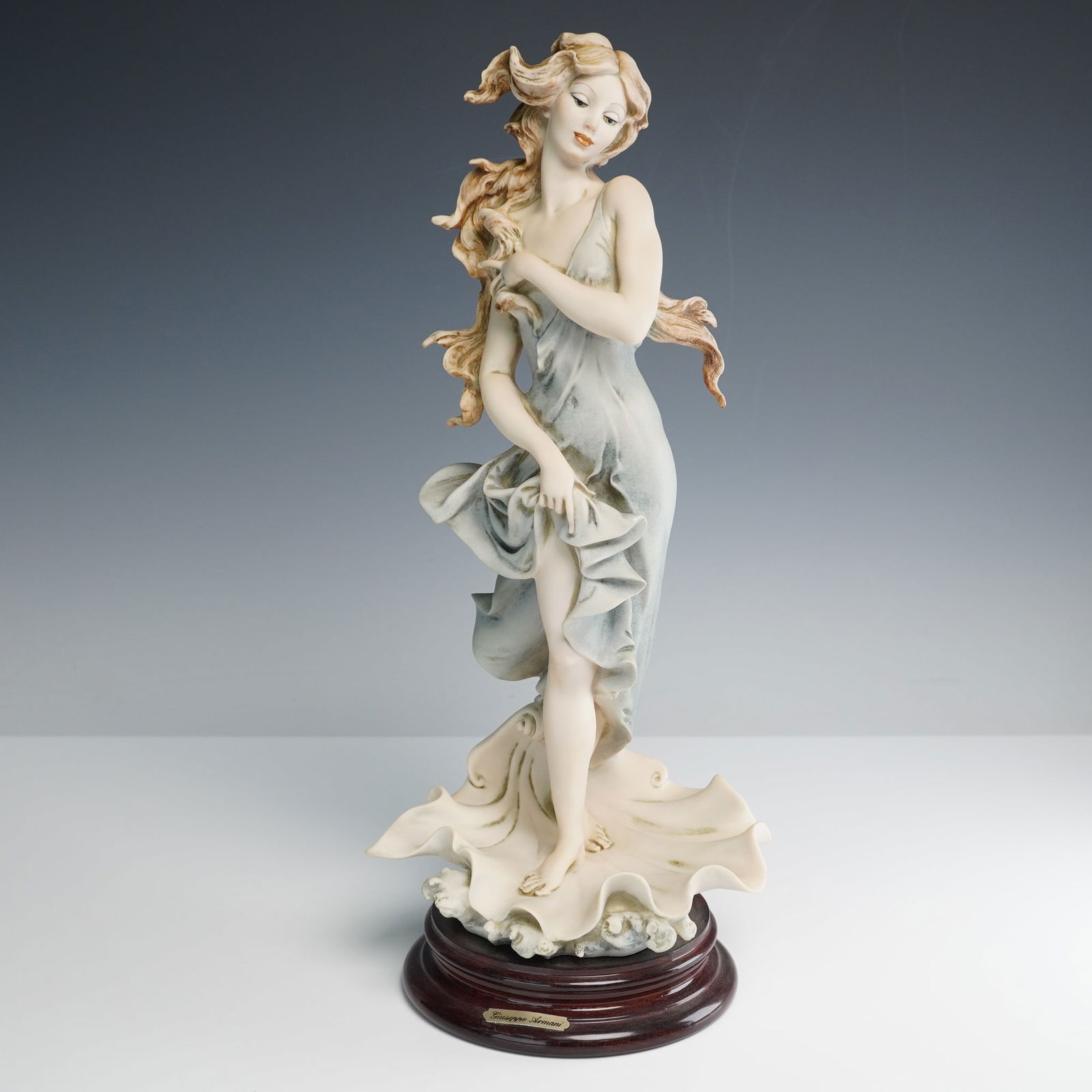 Giuseppe Armani Limited Edition Venus Figurine for Members Only: A finely crafted Giuseppe Armani porcelain figurine depicting Venus, designed exclusively for members of the G. Armani Collector Society in 1993. The figure is delicately modeled with flowing hair and