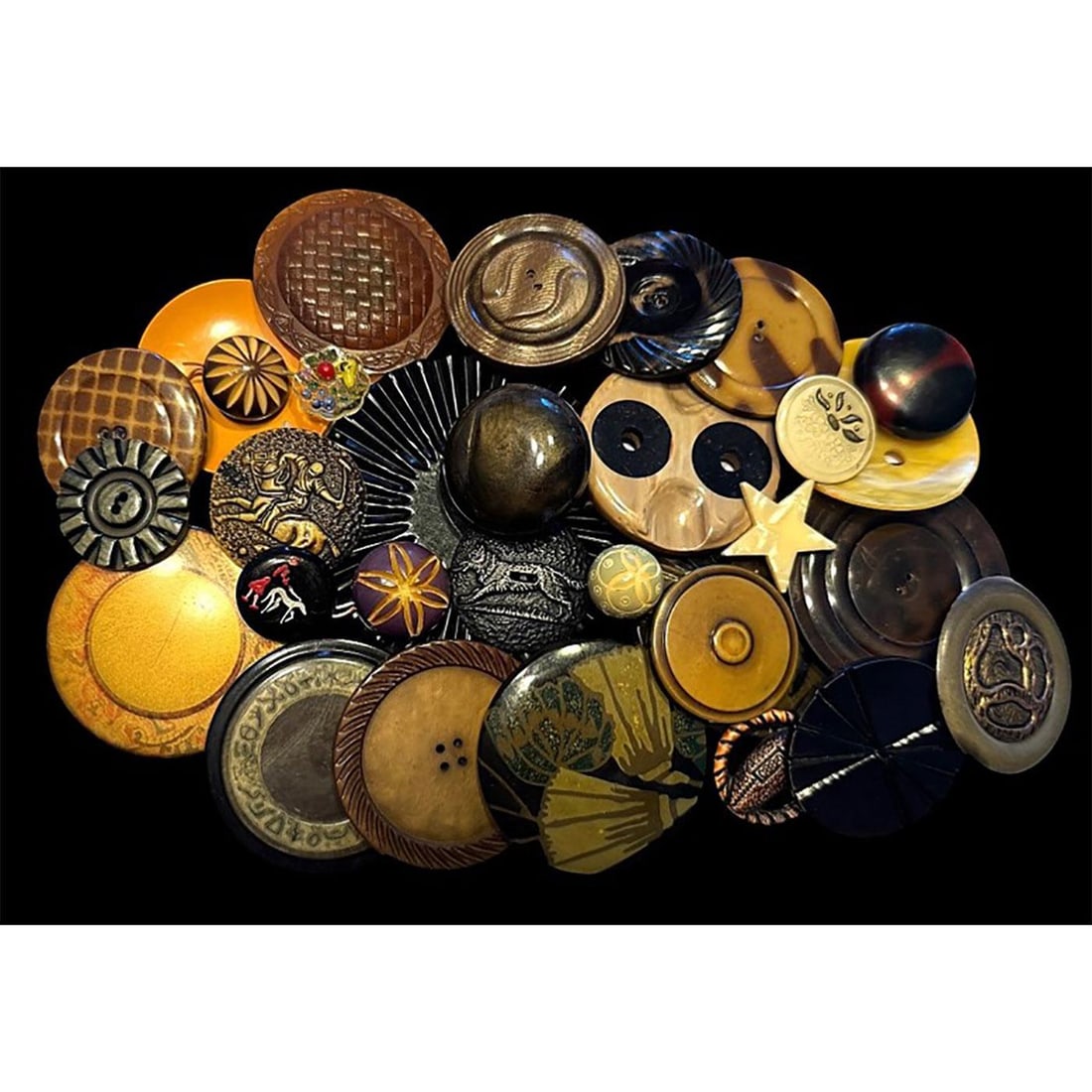 A bag lot of assorted buttons (1 of 4)