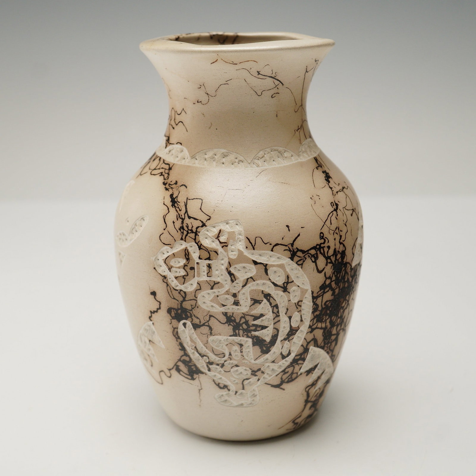 Tom Vail Navajo Horsehair Art Pottery Vase: Signed Navajo pottery vase by artist Tom Vail, showcasing traditional horsehair decoration. The creamy beige body is accented with fine black veining created by burning horsehair during firing, result