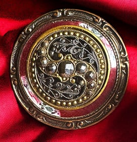 A division one multi border button