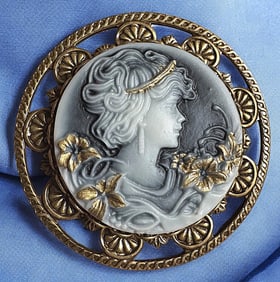A division one pictorial female button.