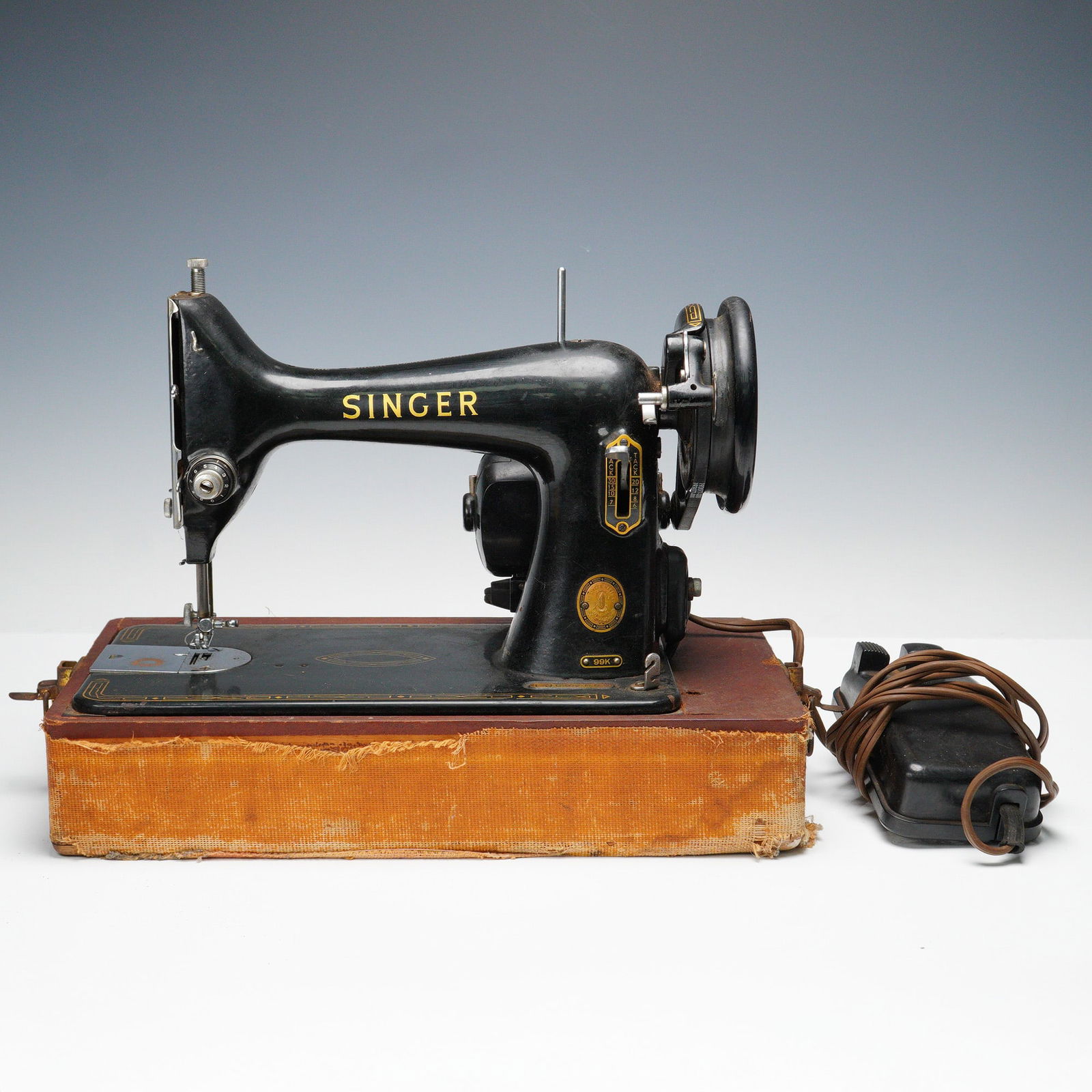 Singer Portable Sewing Machine Model 99K in Carrying Case (1 of 9)