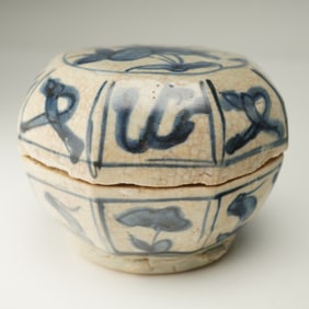 15th to 16th Century Southeast Asian Blue and White Octagonal Pottery Box