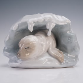 Lladro Porcelain Figurine A Snowy Haven w/ Sleeping Seal Pup 8061