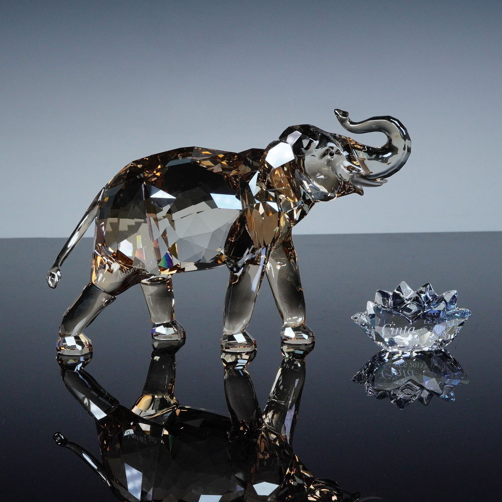 Swarovski Crystal Figurine and Plaque, Cinta the Elephant 1137207 (1 of 9)