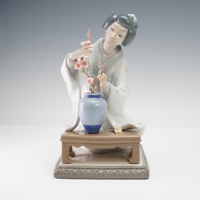 Lladro Porcelain Figurine Oriental Girl 01004840