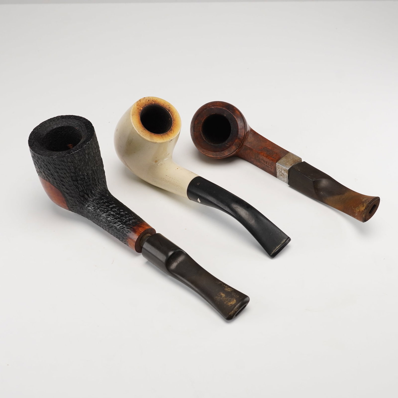 3pc Jarl, Dr. Grabow, and Trapwell Smoking Pipes: Group of three vintage smoking pipes including one marked Jarl Chieftan Made in Denmark, one marked Viscount Dr. Grabow Imported Briar Ajustomatic, and one marked Trapwell Imported Briar. Each piece s