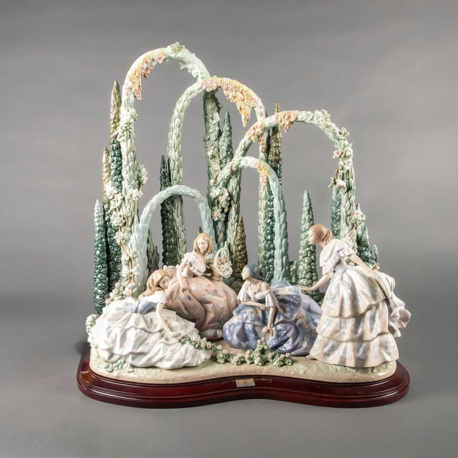 Lladro Porcelain Sculpture, Garden Party 1001578 (1 of 9)