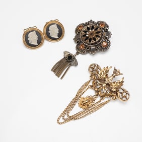 3pc Destino Wedgwood Cufflinks plus Rhinestone & Gold-tone Brooch