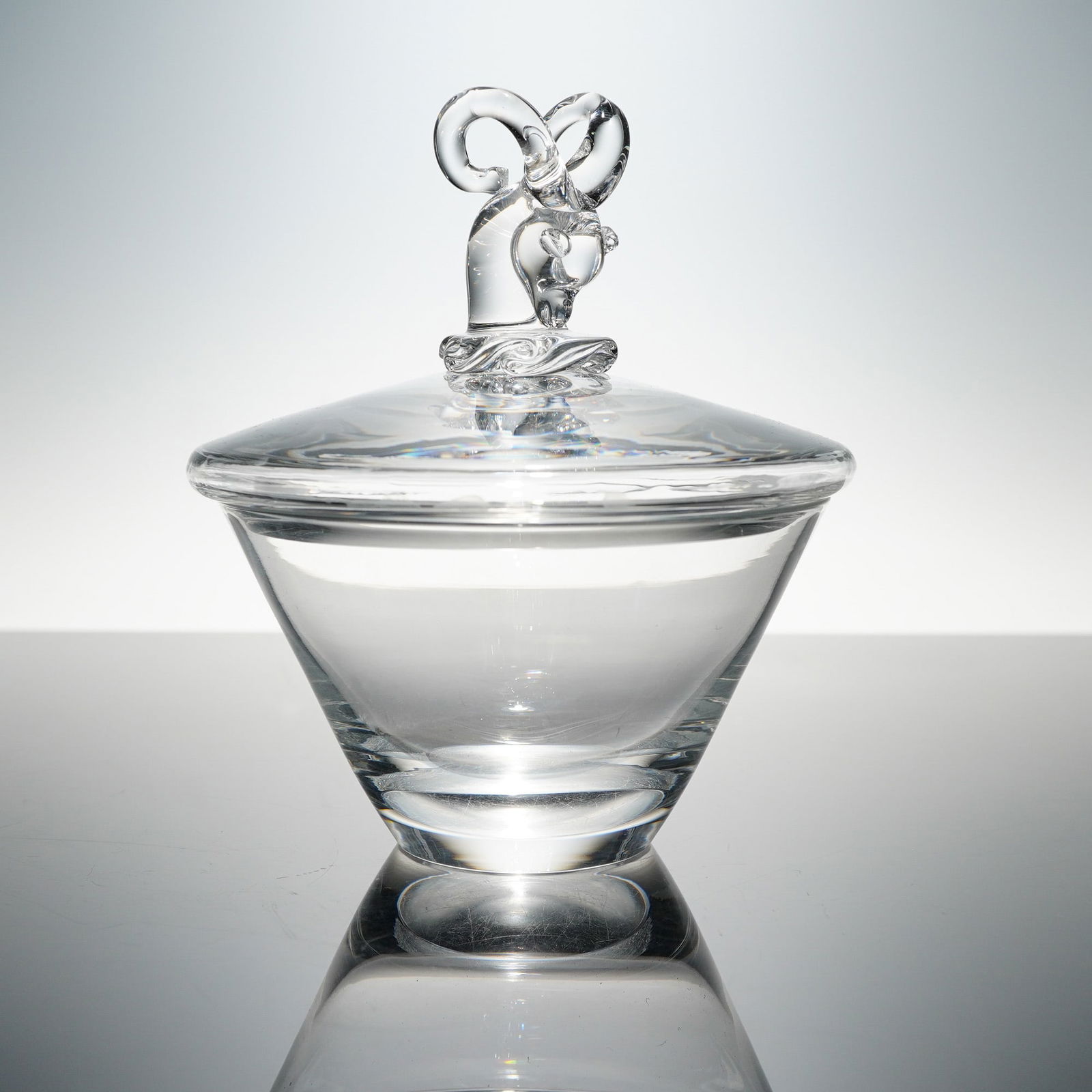 Steuben Clear Crystal Lidded Bowl, Ram Finial (1 of 4)