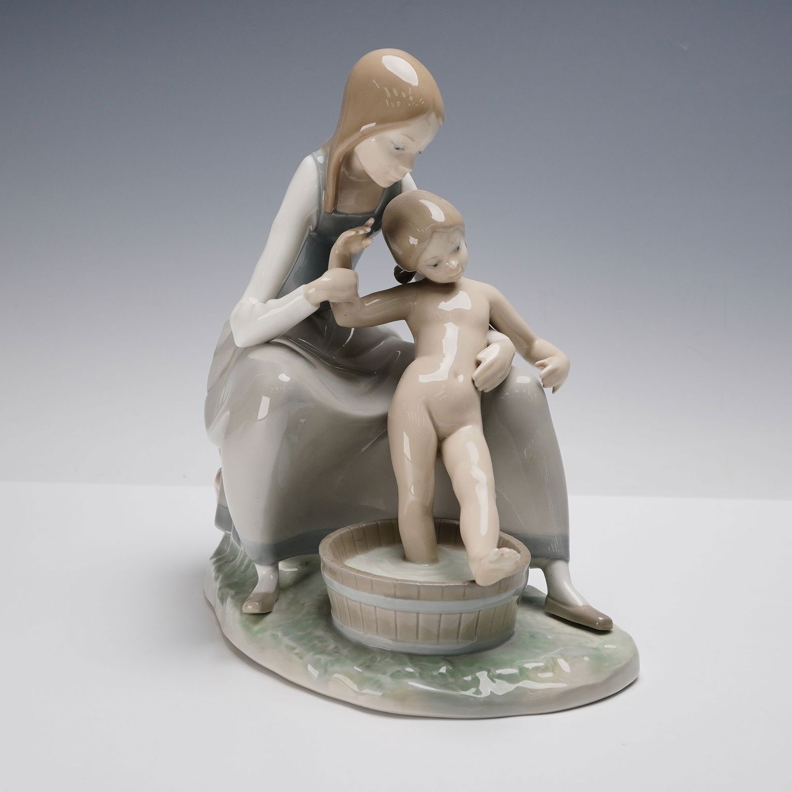 Lladro Porcelain Figurine, Bathing the Girl 1004890 (1 of 4)