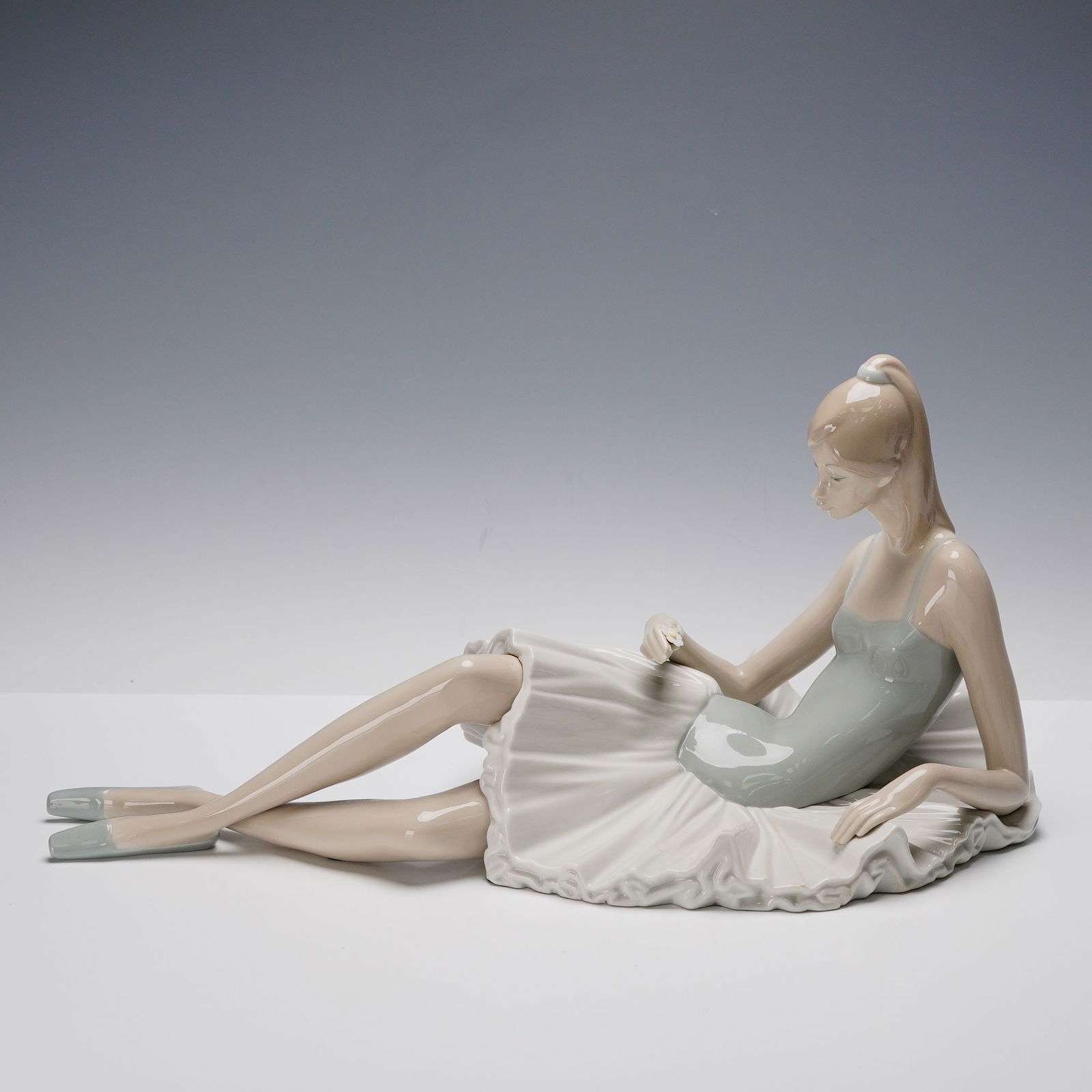 Lladro Porcelain Figurine, Seated Ballerina 01004504 (1 of 3)