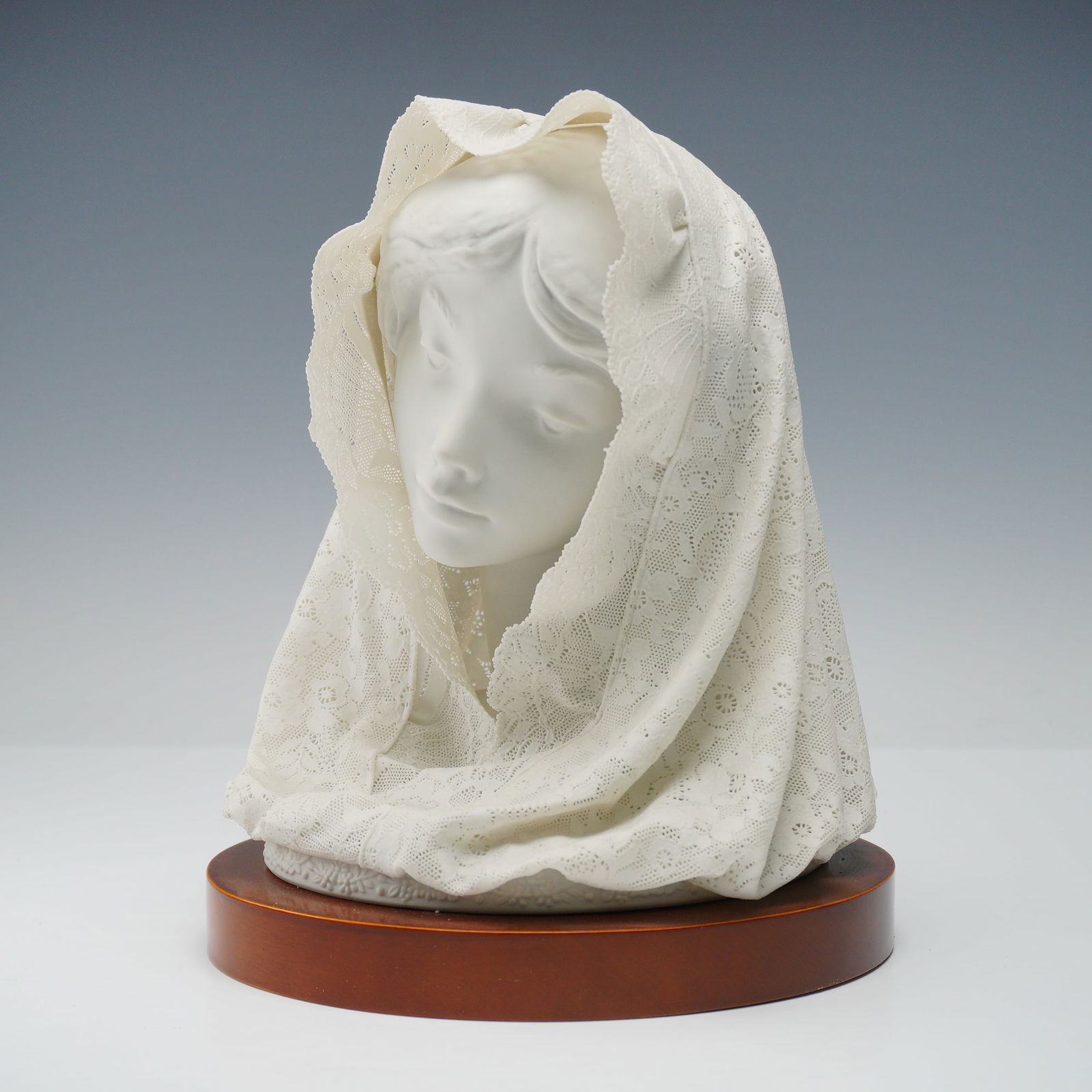 Lladro Porcelain Bust with Base, Small Bust with Veil 01011539 (1 of 7)