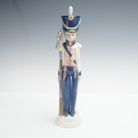 Lladro Porcelain Figurine Flag Bearer 01005405