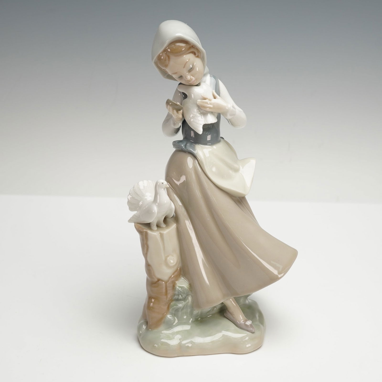 Lladro Porcelain Figurine, Girl with Pigeons 1004915 (1 of 3)