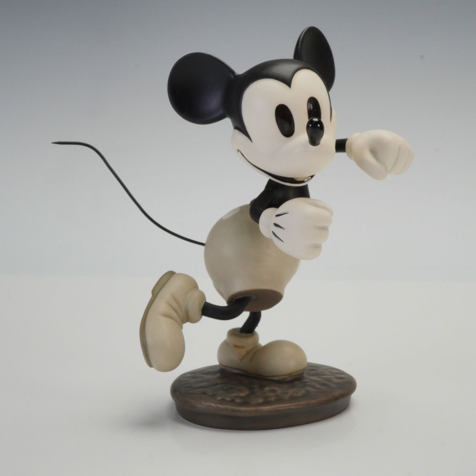 Walt Disney Classic Figurine, Hey Minnie Wanna Go Steppin? (1 of 4)