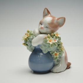 Lladro Porcelain Figurine, Dreamy Kitten 1006567