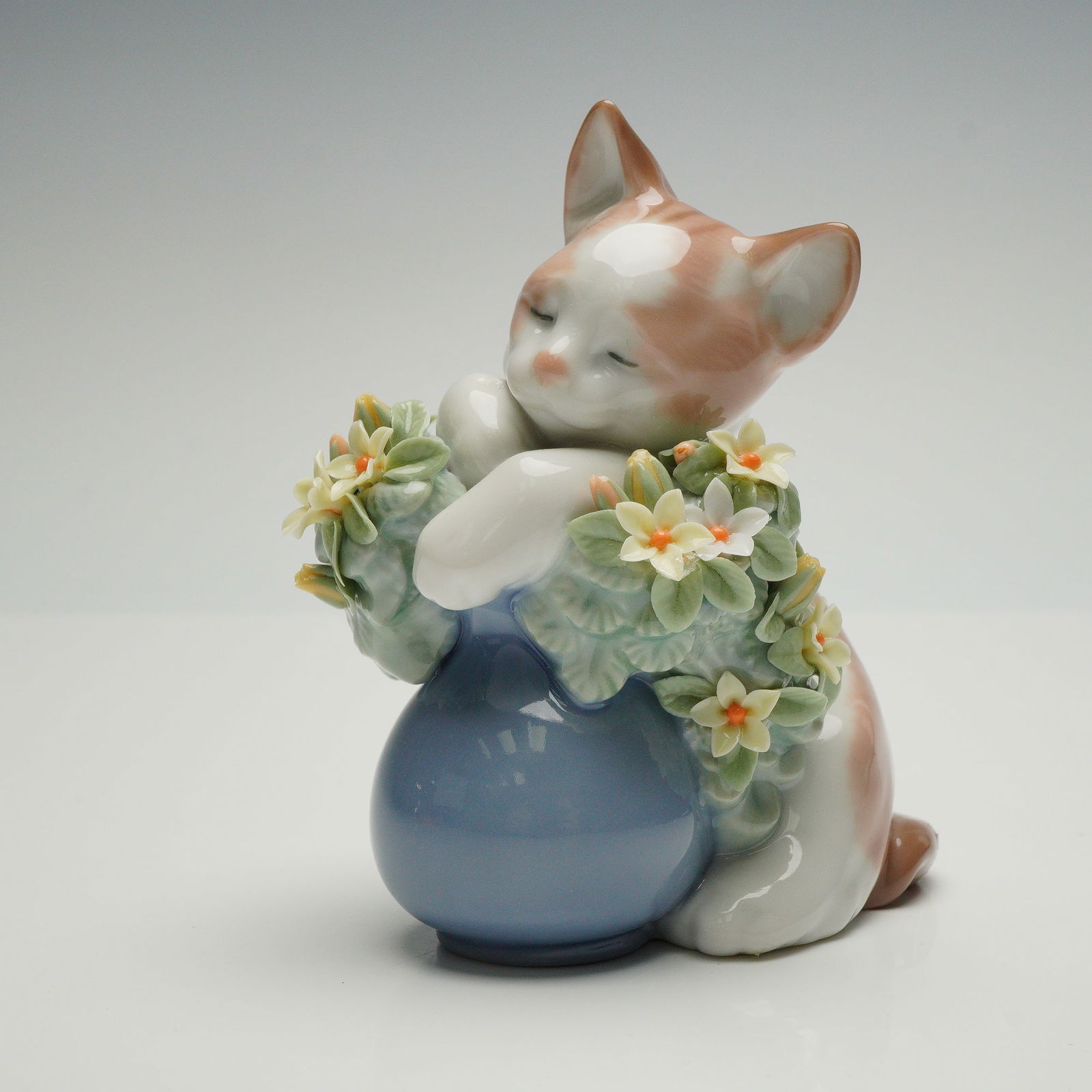 Lladro Porcelain Figurine, Dreamy Kitten 1006567 (1 of 3)