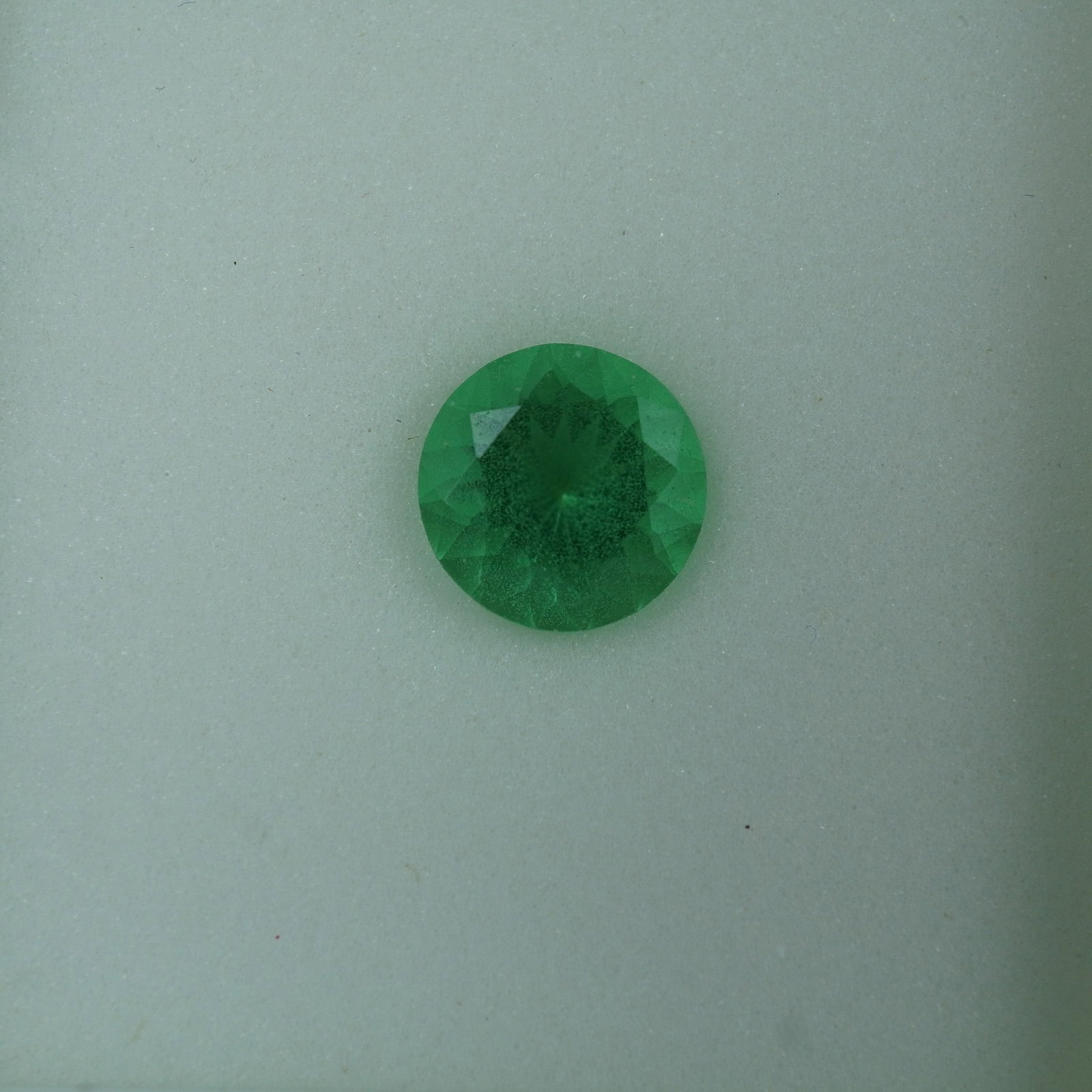 1.15 CT Color Changing Zandrite Round Cut Gemstone: This synthetic Zandrite gemstone showcases a brilliant green hue with a notable ability to shift color under varying lighting conditions. Weighing approximately 1.15 carats, the round cut emphasizes i