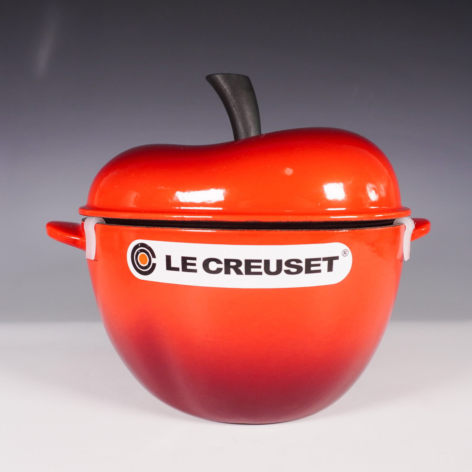 Le Creuset Disney Snow White Apple Cocotte with Original Box (1 of 5)