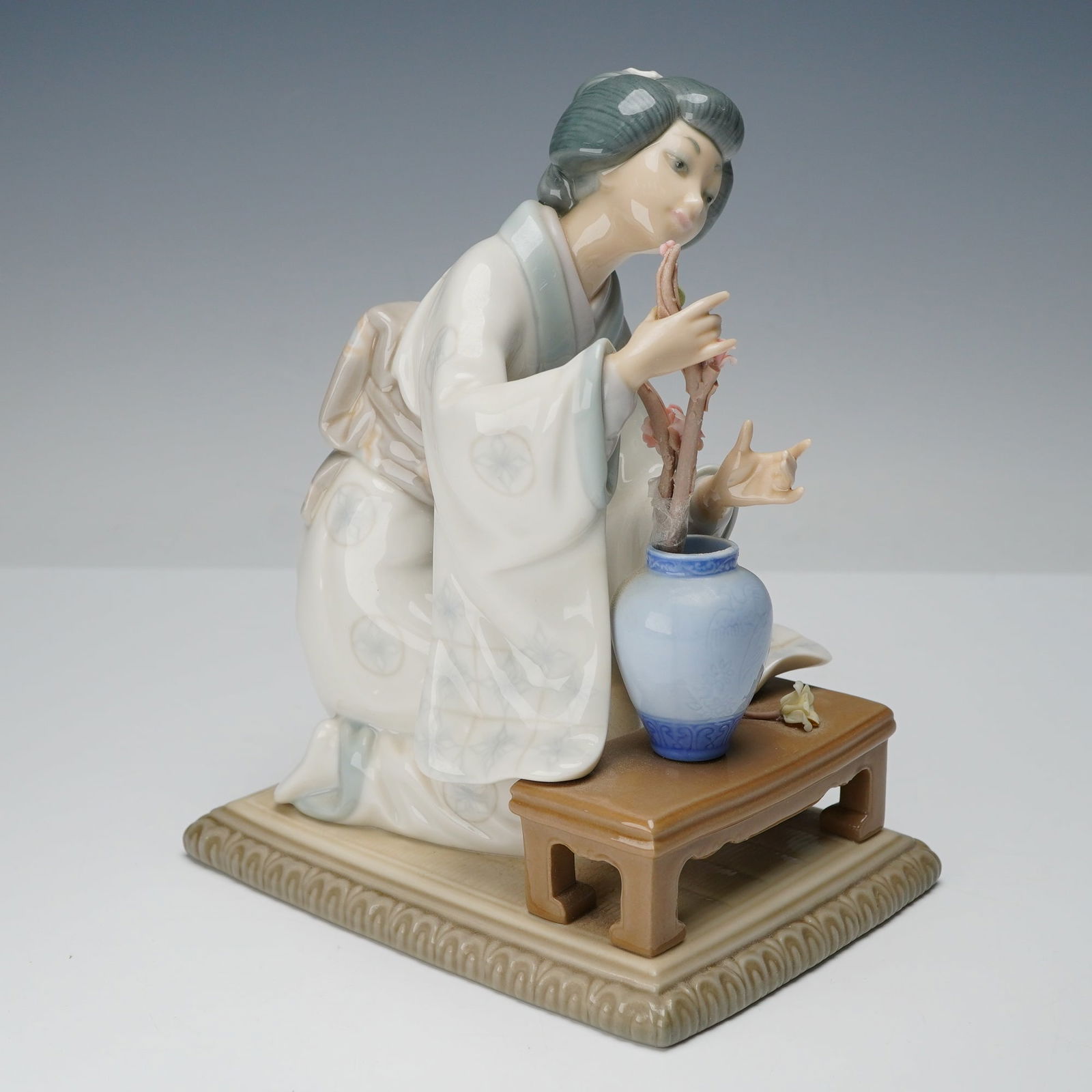 Lladro Porcelain Figurine, Oriental Girl 1004840 (1 of 5)