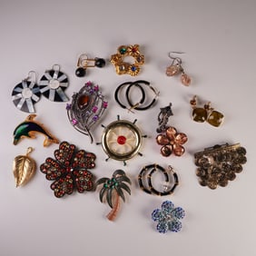 17pc Mixed Costume Jewelry Collection- Brooches & Earrings