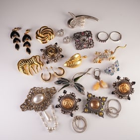 19pc Collection of Costume Jewelry, Brooches, Earrings and Rings