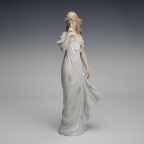 Lladro Porcelain Figurine, A Flowers Whisper 1006918