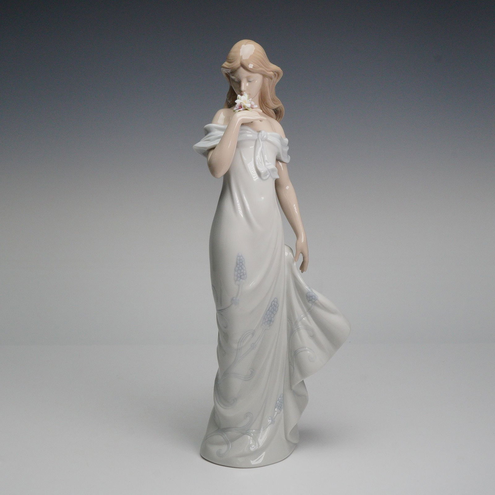 Lladro Porcelain Figurine, A Flowers Whisper 1006918 (1 of 5)