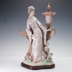 Lladro Porcelain Sculpture with Base, Mariko 01001421