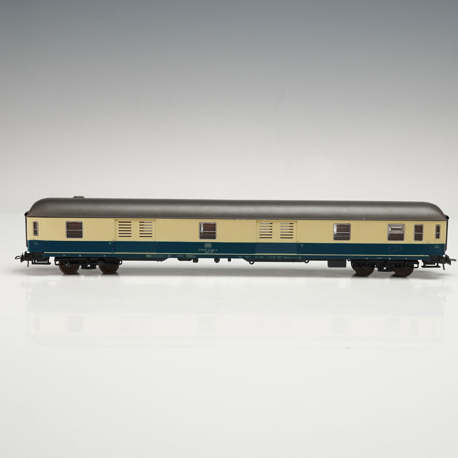 Roco HO Scale Passenger Car Model 4259 (1 of 5)