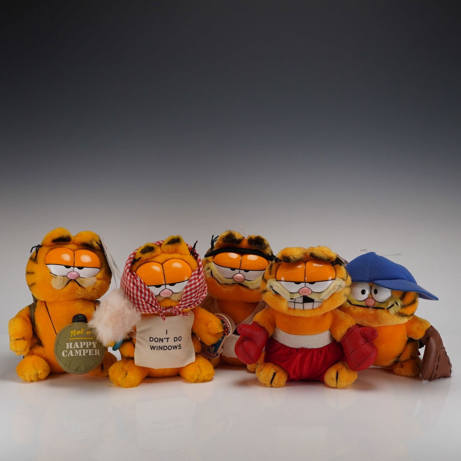 5 Garfield Plush Toys, R. Dakin & Co. 1978-81: A collection of five (5pc) vintage Garfield the Cat plush toys manufactured by R. Dakin & Company, Inc., licensed by United Feature Syndicate, Inc. Copyright dates range from 1978, 1979, 1980, and