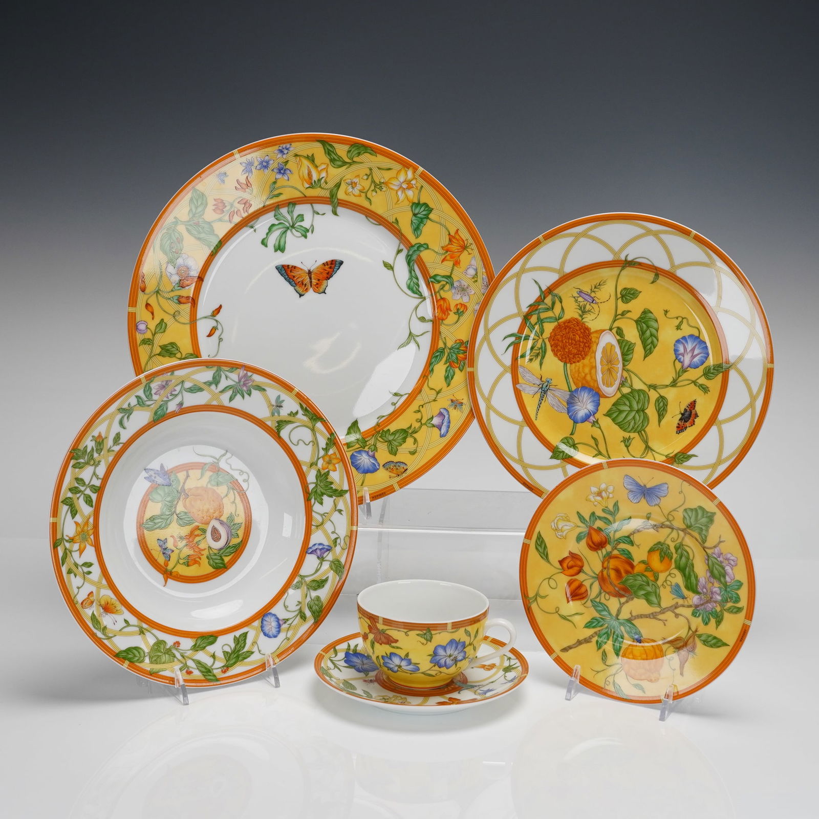 A Collection of Six Hermes La Siesta Porcelain Dinnerware Pieces (1 of 4)