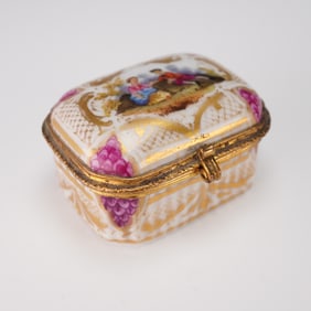 Meissen Porcelain Snuff Box, Courting Couple Scene