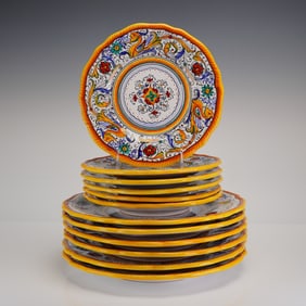 A Collection of 12 Deruta Raffaellesco Pattern Italian Majolica Plates