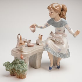 Lladro Glazed Porcelain Figurine 6109 Meal Time Girl with Kittens