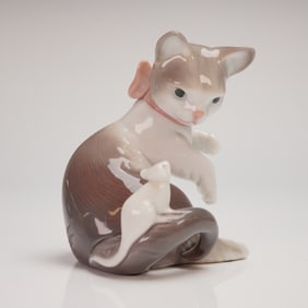 Lladro #5236 Cat and Mouse Glazed Porcelain Figurine