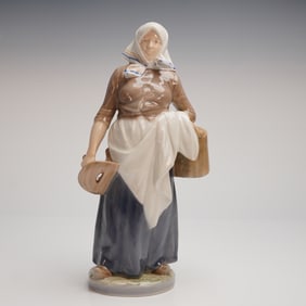 Royal Copenhagen Porcelain Figurine Milkmaid No. 899 by Christian Thomsen