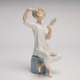 Lladro Glazed Porcelain Figurine Girl with Brush Model 1081