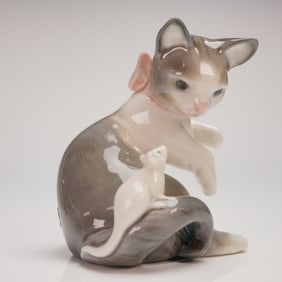 Lladro Cat and Mouse Glazed Porcelain Kitten Figurine