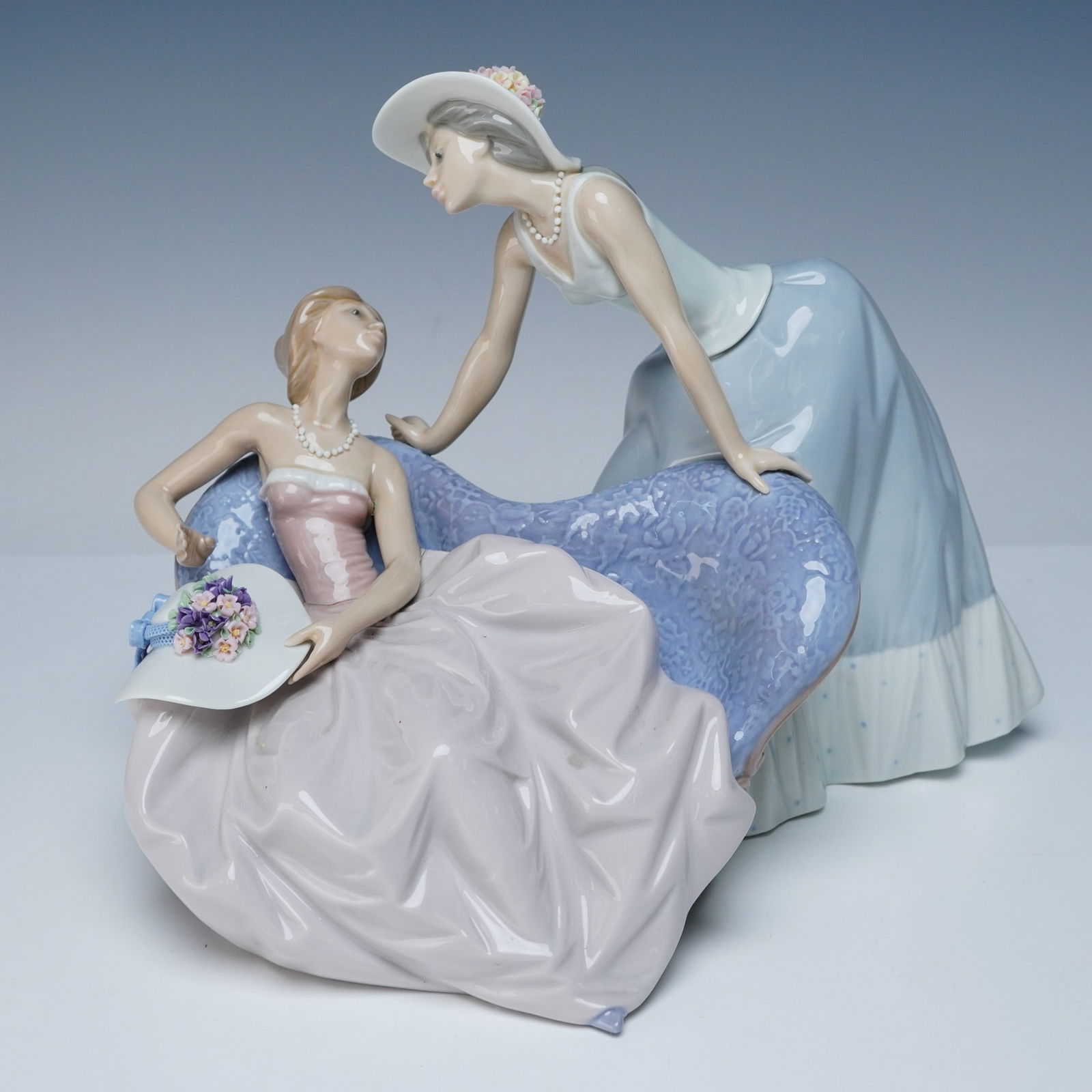 Lladro Porcelain Figurine, Debutantes 1005486 (1 of 5)