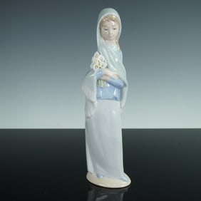 Lladro Porcelain Figurine, Girl with Calla Lilies 1004650