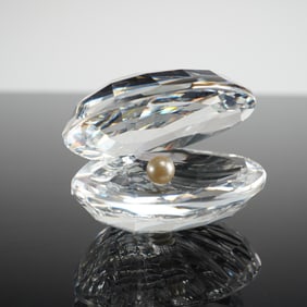 Swarovski Crystal Shell with Pearl Figurine
