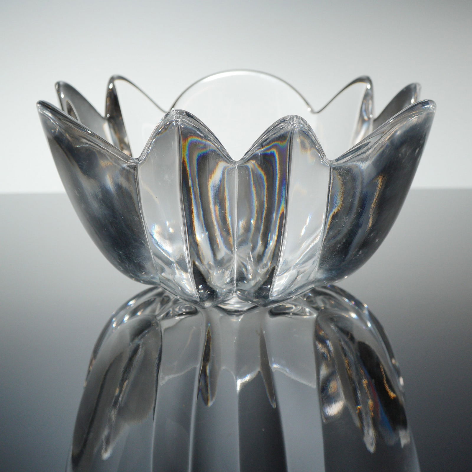 Orrefors Sweden Crystal Tulip Bowl: A pair of crystal bowls designed by Simon Gate for Orrefors, Sweden, in the "Thousand Windows" patern. These Orrefors bowls are executed in colorless lead crystal, featuring a modernist style characte